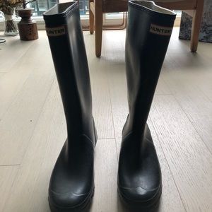 Tall navy Hunter rainboots (women’s size 9)